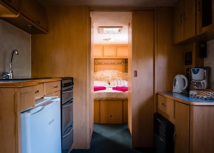 Elizabeth Camping 2*